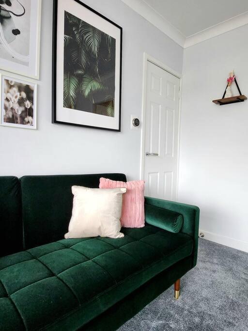 Quirky, Family Home In Glasgow Cardonald Экстерьер фото