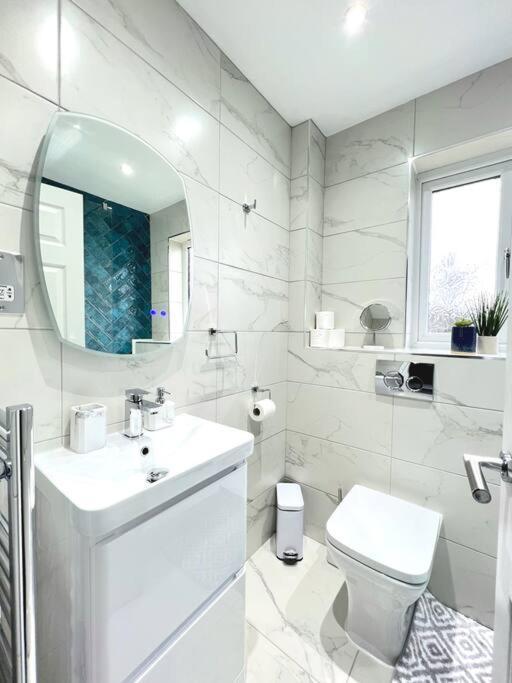 Quirky, Family Home In Glasgow Cardonald Экстерьер фото