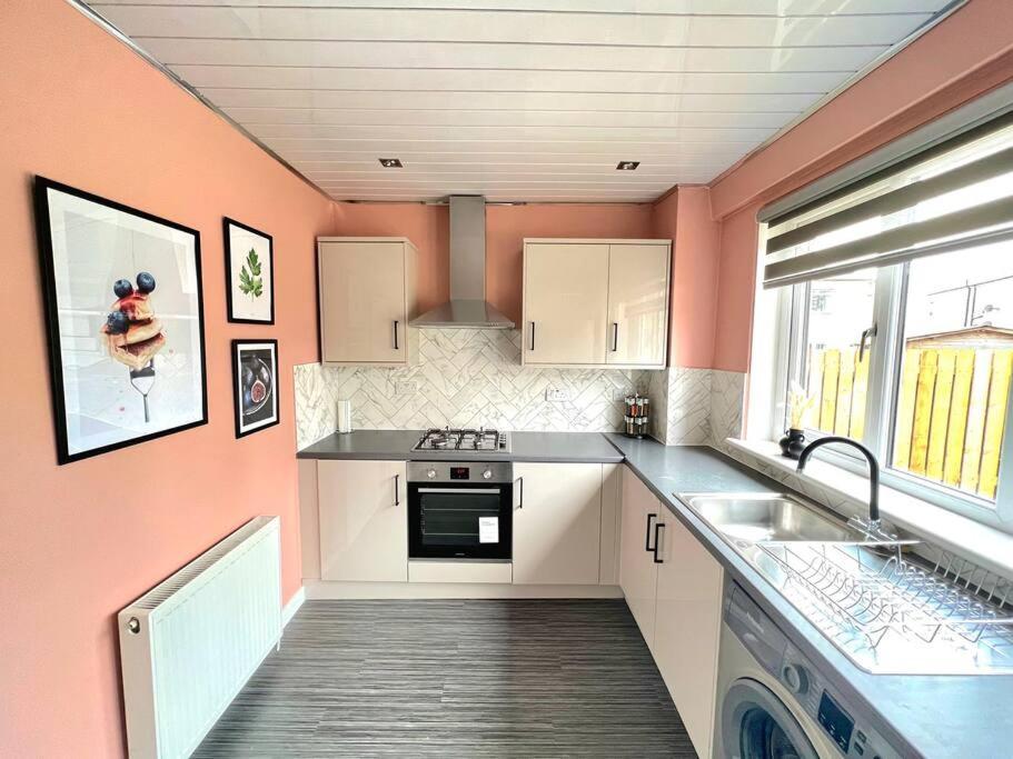 Quirky, Family Home In Glasgow Cardonald Экстерьер фото