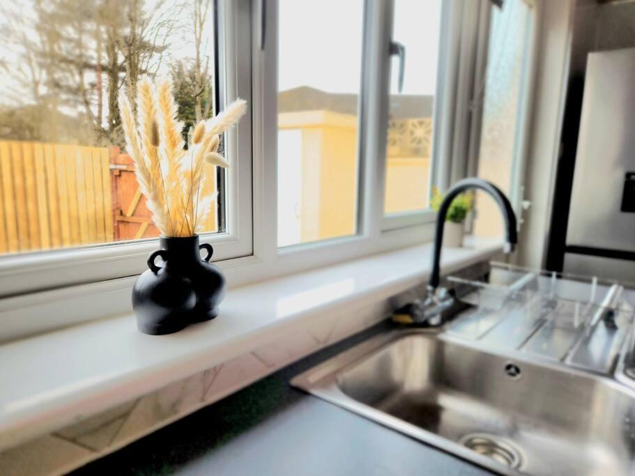 Quirky, Family Home In Glasgow Cardonald Экстерьер фото