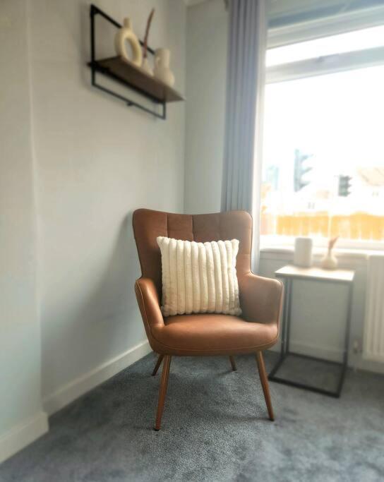 Quirky, Family Home In Glasgow Cardonald Экстерьер фото