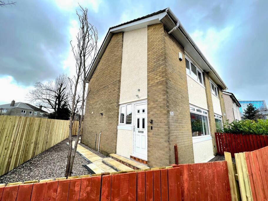 Quirky, Family Home In Glasgow Cardonald Экстерьер фото