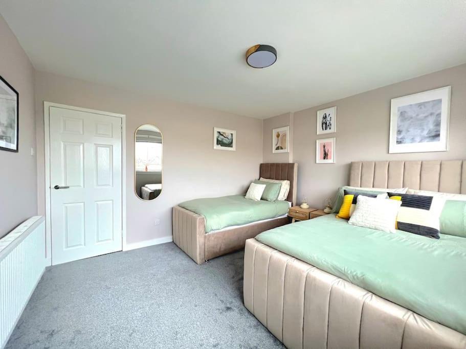 Quirky, Family Home In Glasgow Cardonald Экстерьер фото