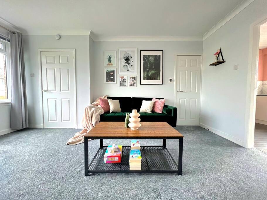 Quirky, Family Home In Glasgow Cardonald Экстерьер фото