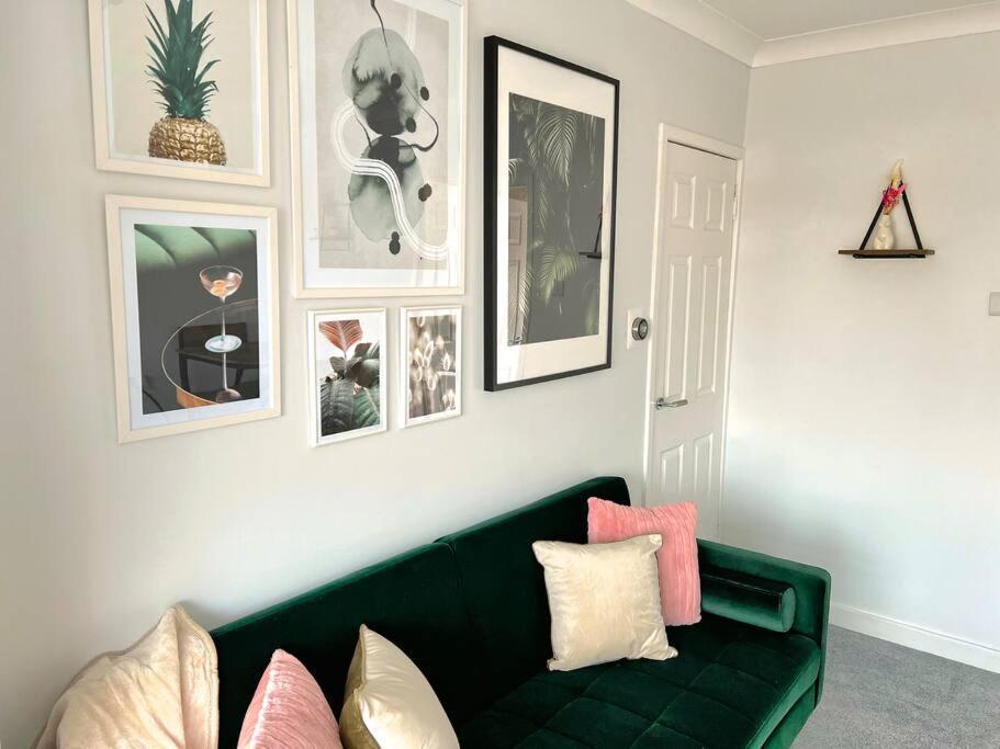 Quirky, Family Home In Glasgow Cardonald Экстерьер фото
